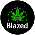 Een groen cannabisblad staat in het midden op een zwarte achtergrond met het woord Blazed in vette witte letters eronder en een groene halve cirkel die boven het blad uitsteekt. - DailyBlaze