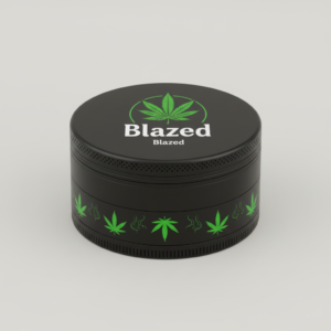 Een zwarte cannabis-grinder met afbeeldingen van groene marihuanabladeren en het woord Blazed op het deksel en de zijkant, tegen een effen witte achtergrond. Perfect voor je DailyBlaze routine. - DailyBlaze