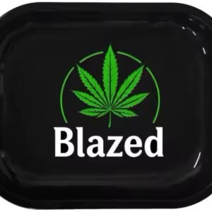 Een zwart Draaiblad/rollingtray met een groen cannabisblad boven het woord Blazed in vette witte letters - perfect voor elke DailyBlaze sessie. - DailyBlaze